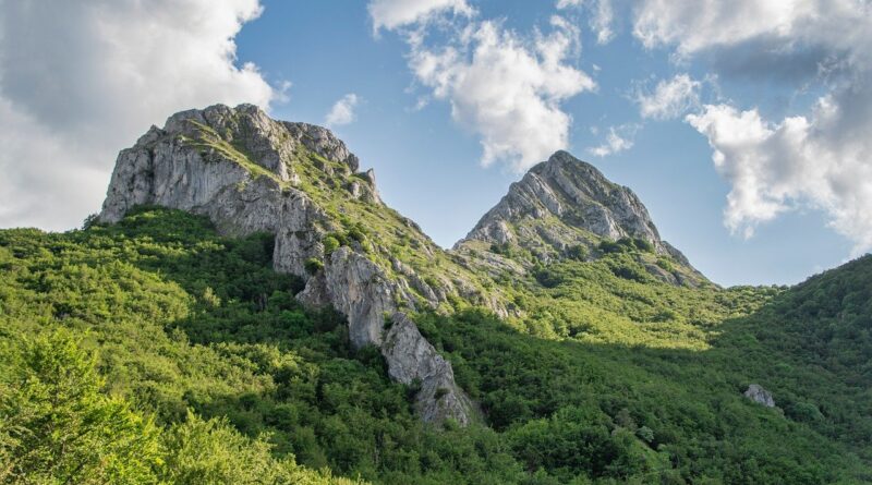 nature, mountains, forest, rocks, clouds, morning, hiking, vegetation, panoramic, riaño, spain, landscape, day, green, view, natural light, clear sky, travel, outdoor