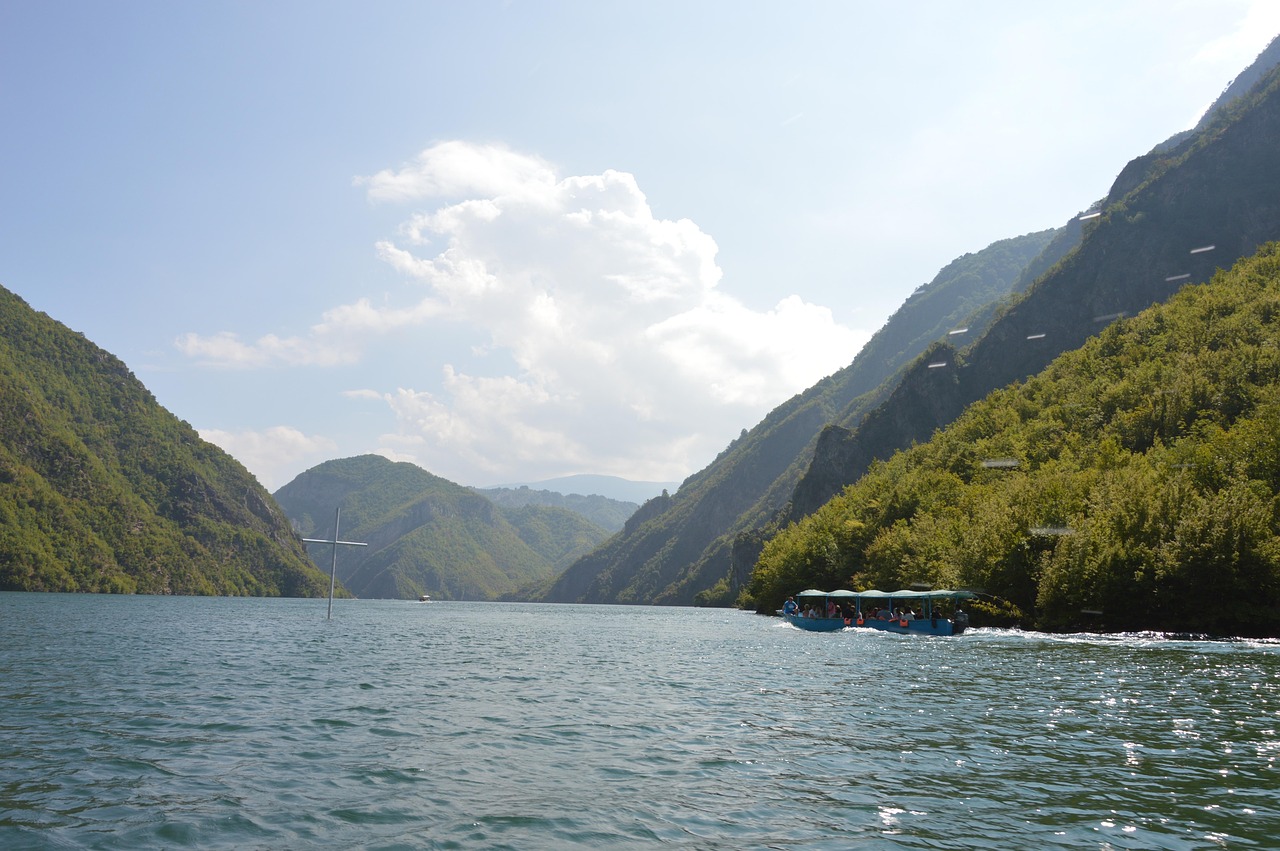 Jezioro Koman – spokojna tafla i góry dookoła
