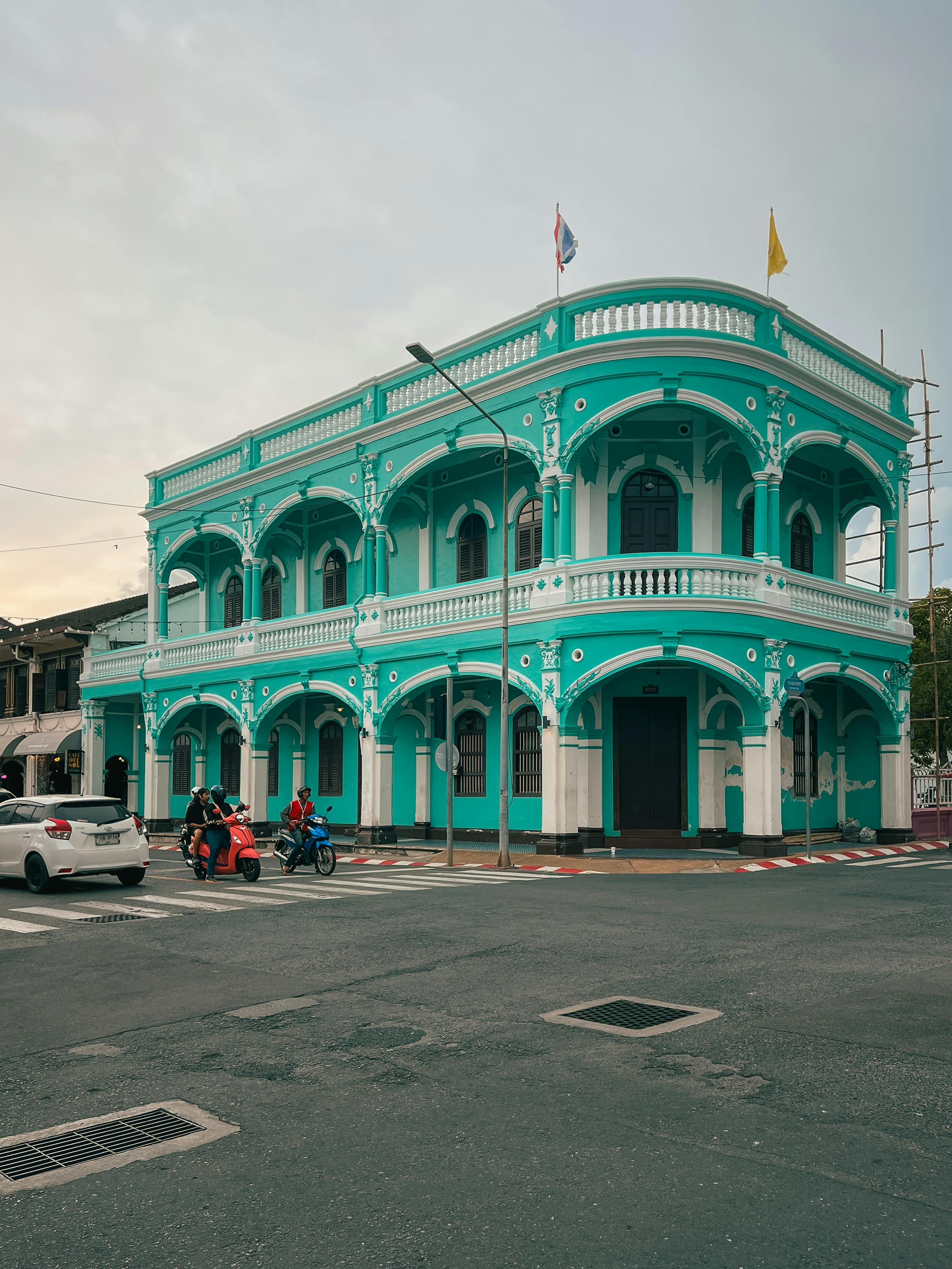 Phuket Town i architektura sino-portugalska Sino-portugalska architektura w Phuket Town – kolorowe kolonialne budynki