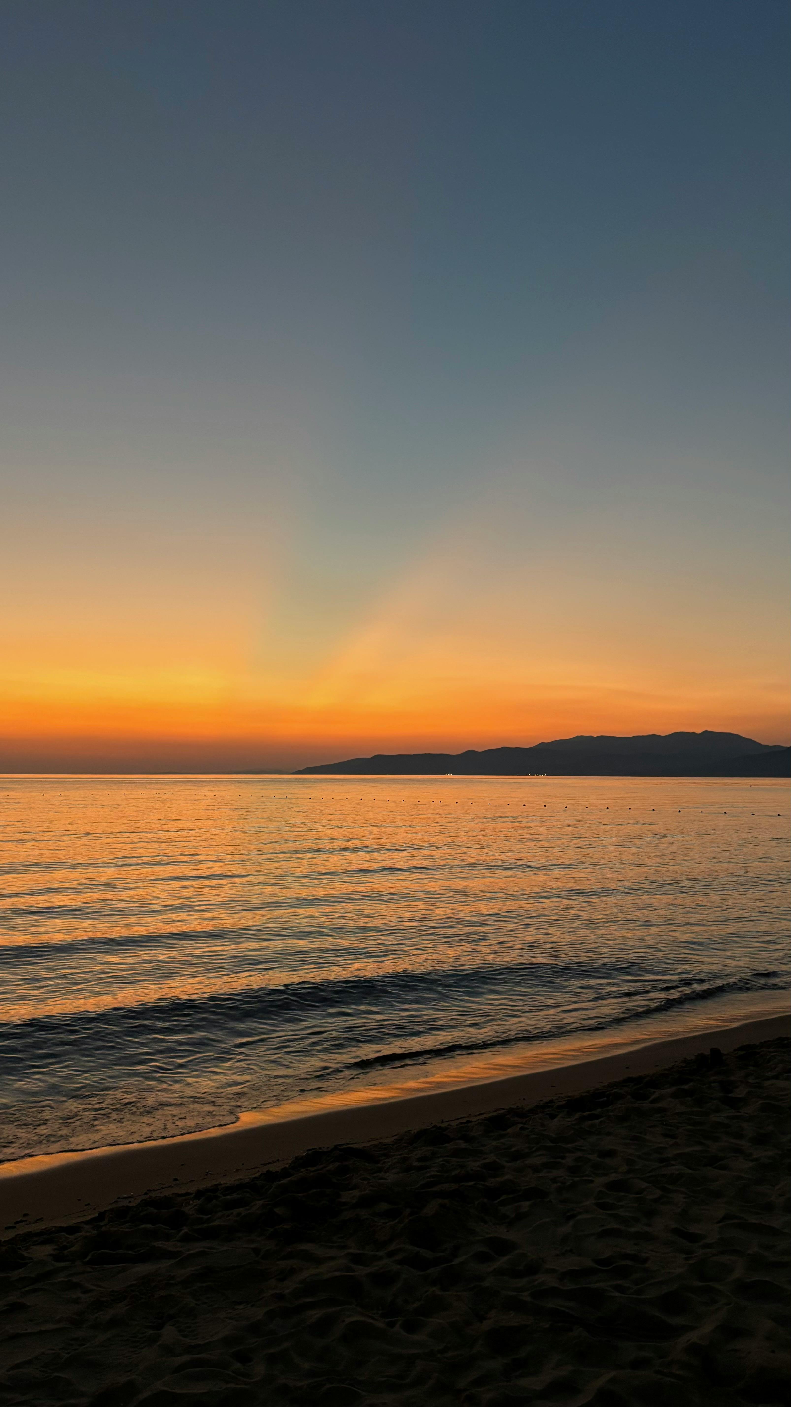 Zachód słońca w Kuşadası – spokojne morze i pomarańczowe niebo