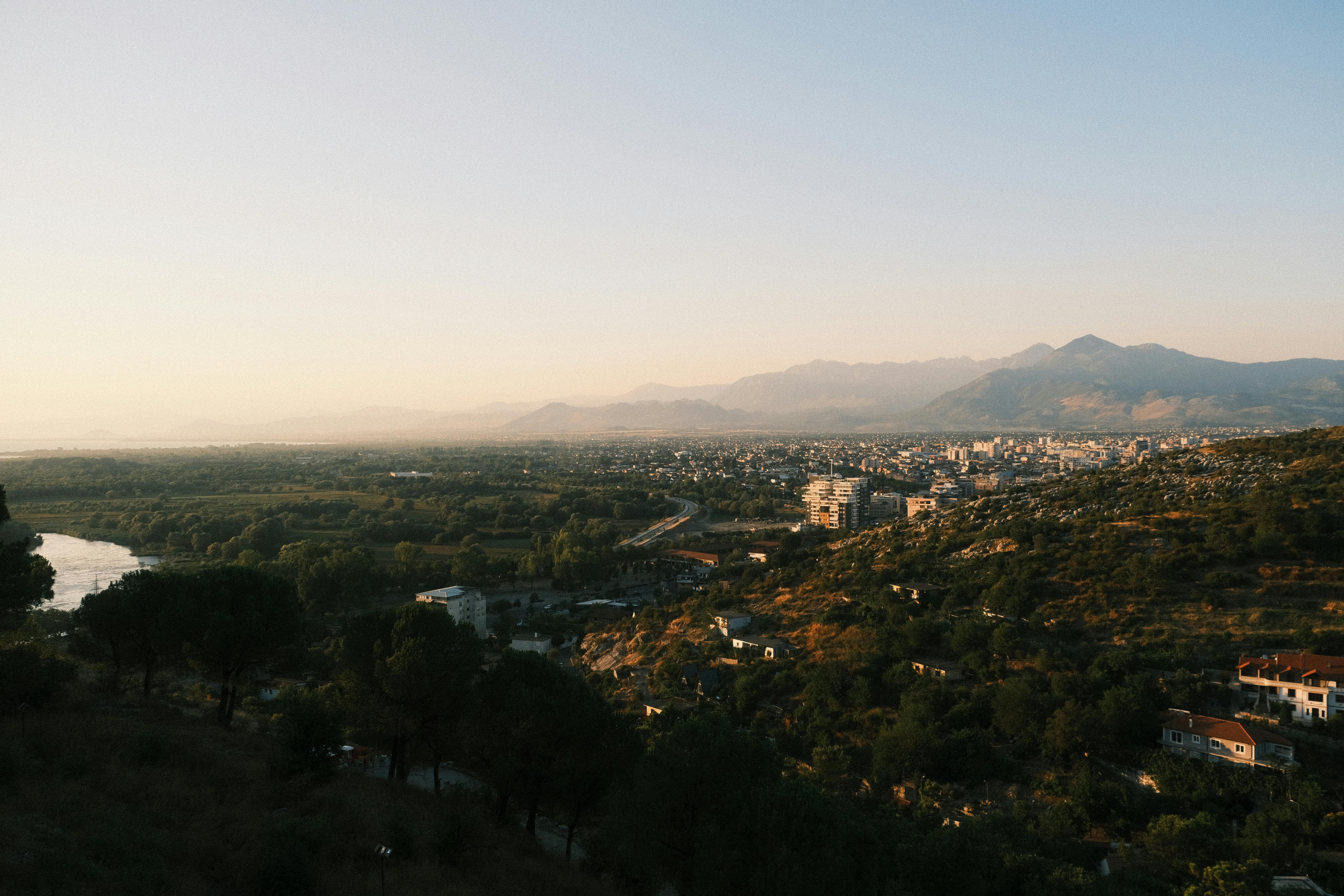 Szkodra, Albania – panorama miasta o zachodzie słońca